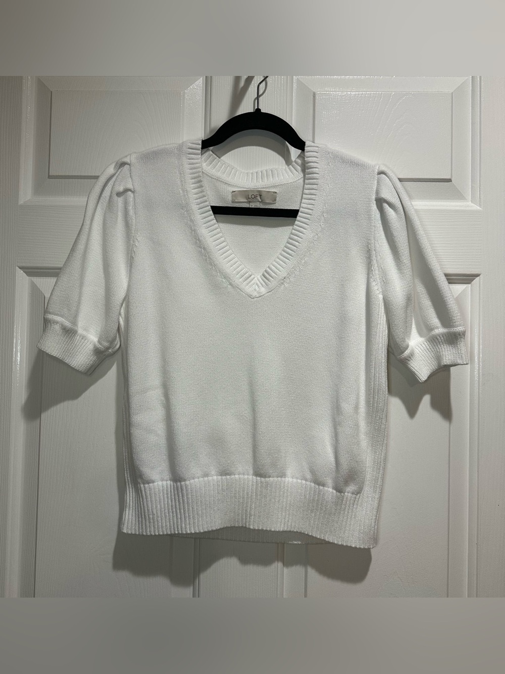 LOFT White V‑Neck Short Bubble Sleeve Sweater
